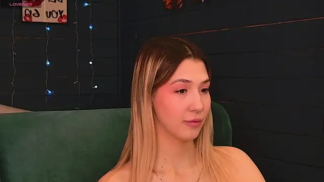 Snapshot of Bella_svon chatting on 12, 4, 2026 Bella svon online show from 12, 4, 2026