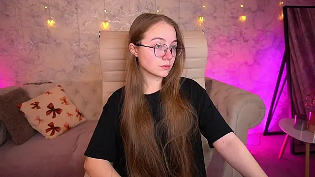 Snapshot of ArrinaWairr chatting on 4, 5, 2026 ArrinaWairr online show from 4, 5, 2026