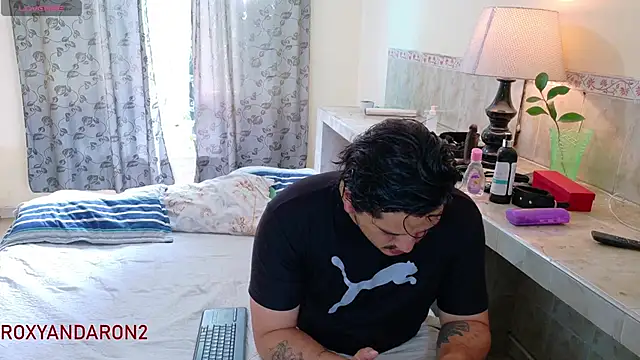 Snapshot of RoxyandAron2 chatting on 9, 6, 2026 RoxyandAron2 online show from 9, 6, 2026