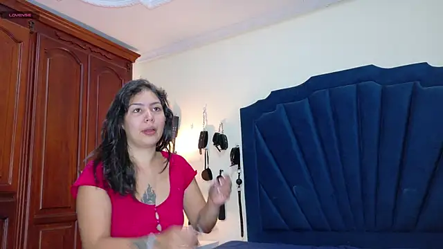 Snapshot of RoxyandAron2 chatting on 3, 5, 2026 RoxyandAron2 online show from 3, 5, 2026