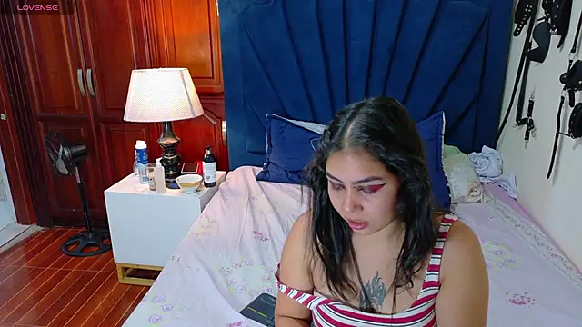 Snapshot of RoxyandAron2 chatting on 2, 6, 2026 RoxyandAron2 online show from 2, 6, 2026