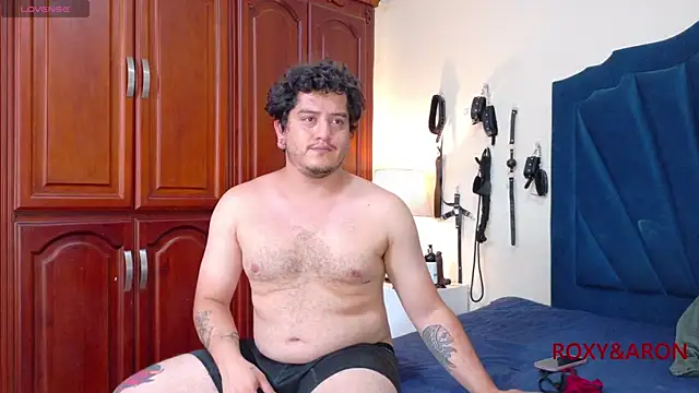 Snapshot of RoxyandAron2 chatting on 11, 5, 2026 RoxyandAron2 online show from 11, 5, 2026