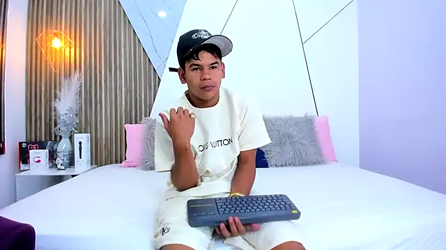 Snapshot of NatyAndCriss chatting on 10, 10, 2025 NatyAndCriss online show from 10, 10, 2025