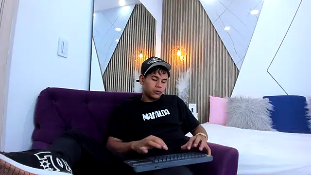 Snapshot of NatyAndCriss chatting on 9, 10, 2025 NatyAndCriss online show from 9, 10, 2025