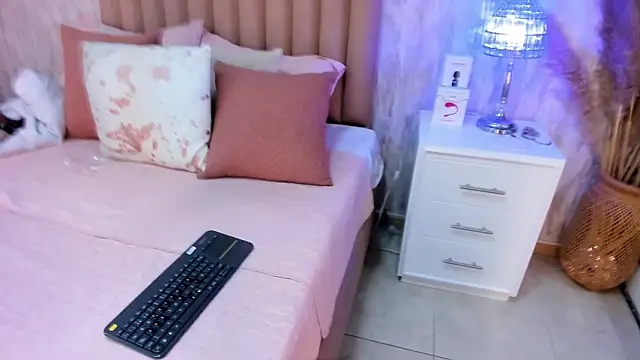 Emely florence  online show from 10, 2, 2026