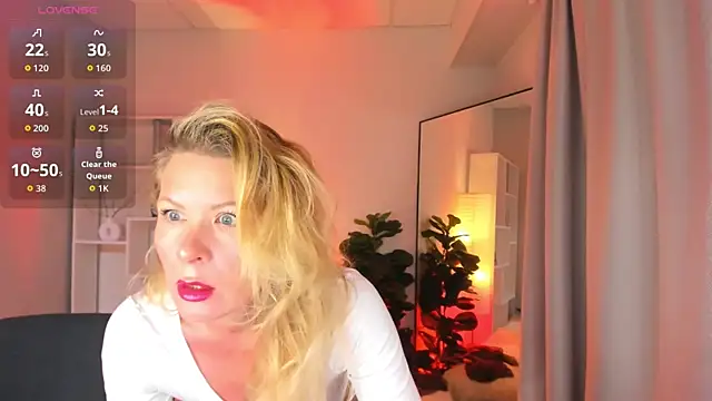 Julia Giulia online show from 3, 5, 2026