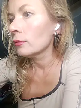 Snapshot of Julia_Giulia chatting on 12, 11, 2025 Julia Giulia online show from 12, 11, 2025