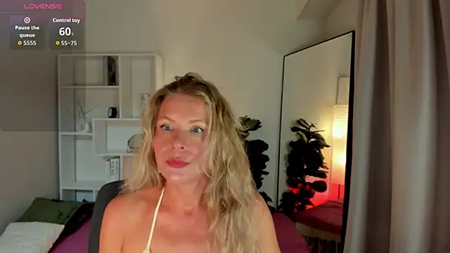 Julia Giulia online show from 9, 7, 2026
