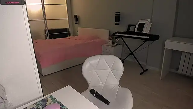 Snapshot of LolaVexx chatting on 28, 10, 2025 LolaVexx online show from 28, 10, 2025