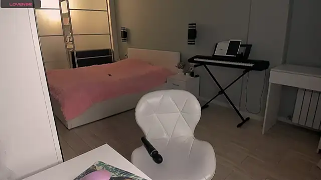 Snapshot of LolaVexx chatting on 28, 11, 2025 LolaVexx online show from 28, 11, 2025