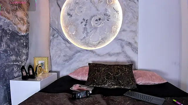 Snapshot of RoxanaBorns_ chatting on 25, 11, 2025 RoxanaBorns online show from 25, 11, 2025