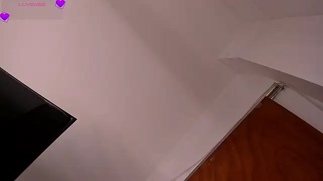 Snapshot of RoxanaBorns_ chatting on 13, 12, 2025 RoxanaBorns online show from 13, 12, 2025