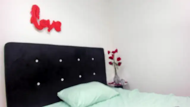 Snapshot of RoxanaBorns_ chatting on 15, 2, 2026 RoxanaBorns online show from 15, 2, 2026