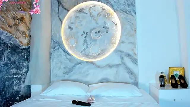 Snapshot of RoxanaBorns_ chatting on 30, 10, 2025 RoxanaBorns online show from 30, 10, 2025