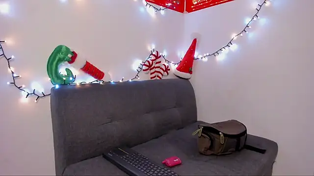 Snapshot of lara_and_danny chatting on 26, 11, 2025 lara and danny online show from 26, 11, 2025