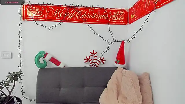 Snapshot of lara_and_danny chatting on 27, 11, 2025 lara and danny online show from 27, 11, 2025