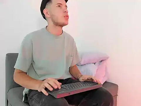 Snapshot of lara_and_danny chatting on 26, 10, 2025 lara and danny online show from 26, 10, 2025