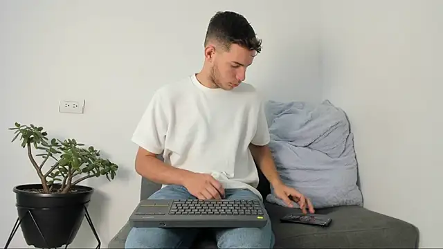 Snapshot of lara_and_danny chatting on 31, 10, 2025 lara and danny online show from 31, 10, 2025