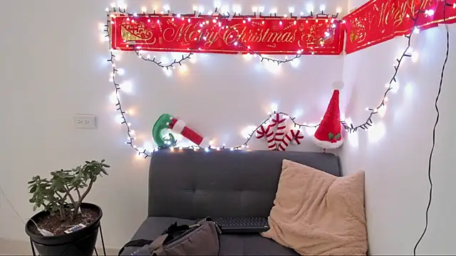 Snapshot of lara_and_danny chatting on 24, 11, 2025 lara and danny online show from 24, 11, 2025