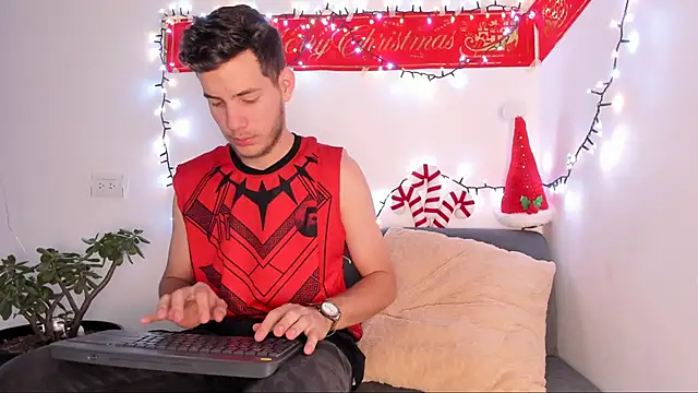 Snapshot of lara_and_danny chatting on 21, 11, 2025 lara and danny online show from 21, 11, 2025