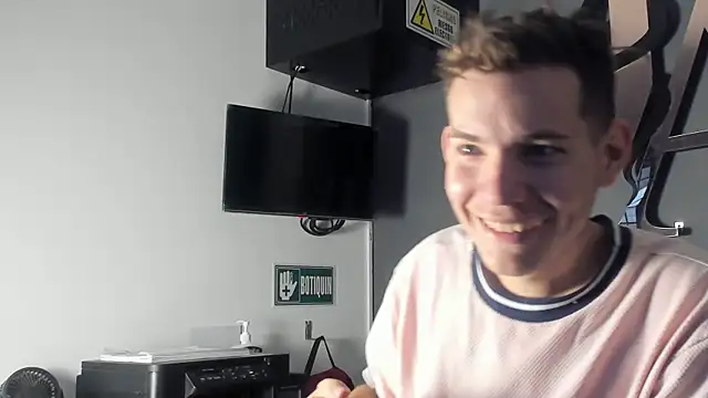 Snapshot of lara_and_danny chatting on 10, 10, 2025 lara and danny online show from 10, 10, 2025