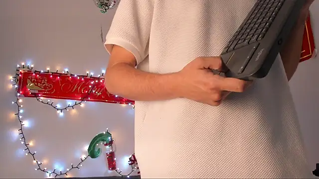 Snapshot of lara_and_danny chatting on 19, 11, 2025 lara and danny online show from 19, 11, 2025