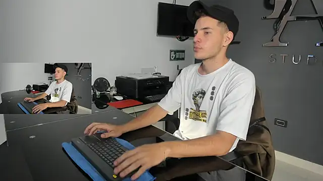 Snapshot of lara_and_danny chatting on 7, 10, 2025 lara and danny online show from 7, 10, 2025