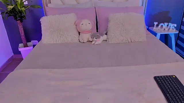 NaishaFord 1 online show from 12, 4, 2026