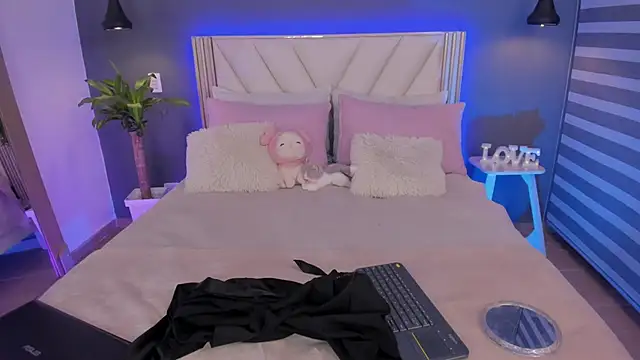 NaishaFord 1 online show from 9, 4, 2026