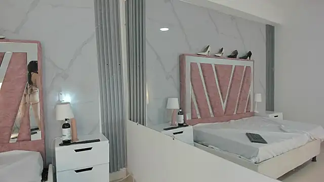 Megan Sweetas online show from 21, 10, 2025