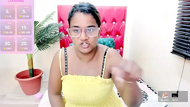 Strawberry Lips online show from 4, 11, 2025