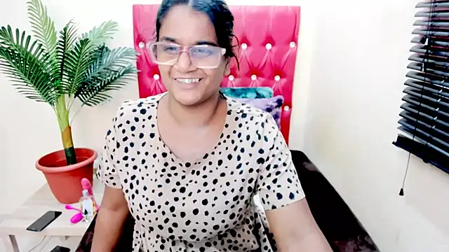 Strawberry Lips online show from 12, 11, 2025