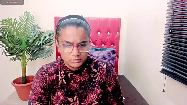 Strawberry Lips online show from 14, 11, 2025