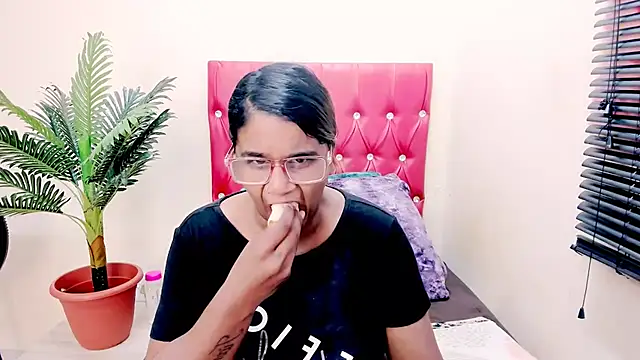 Strawberry Lips online show from 19, 11, 2025