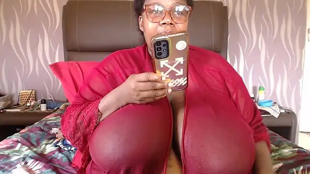 Snapshot of BoobsQueen46K chatting on 17, 12, 2025 BoobsQueen46K online show from 17, 12, 2025