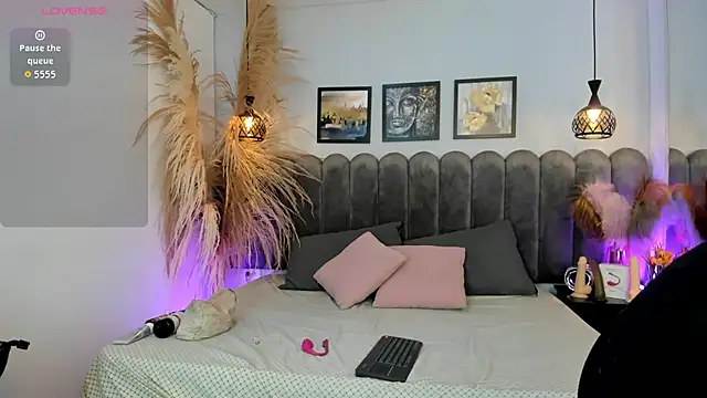 Viollet xoxo online show from 13, 10, 2025