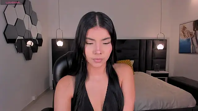 MiaLaurence online show from 12, 7, 2026