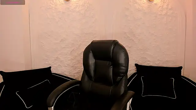 MiaLaurence online show from 29, 4, 2026