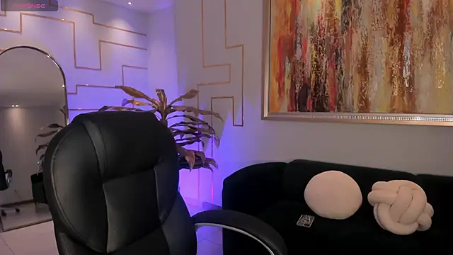 MiaLaurence online show from 7, 11, 2025