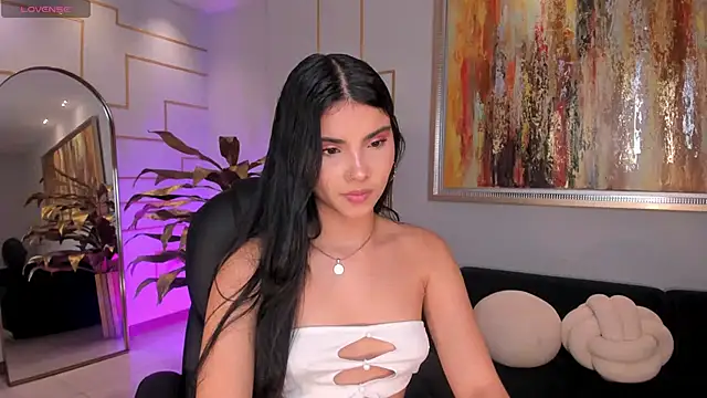 MiaLaurence online show from 4, 11, 2025