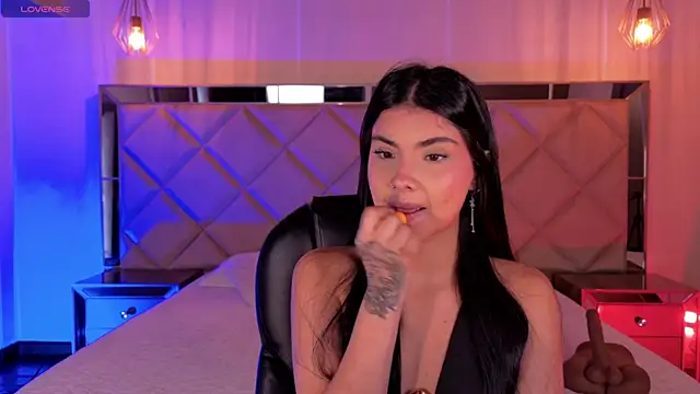 MiaLaurence online show from 11, 7, 2026