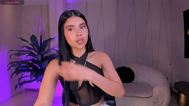 MiaLaurence online show from 3, 11, 2025