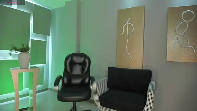 MiaLaurence online show from 12, 11, 2025