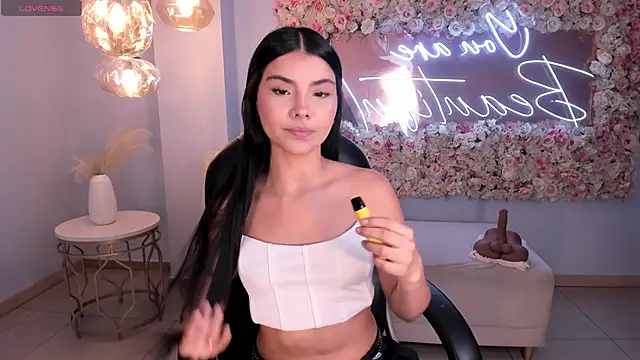 MiaLaurence online show from 26, 3, 2026