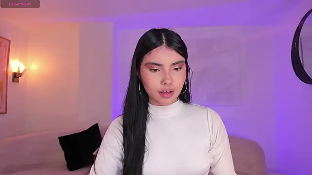 MiaLaurence online show from 8, 11, 2025