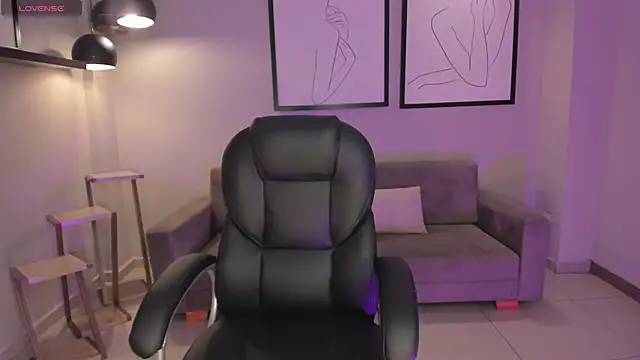 MiaLaurence online show from 3, 12, 2025