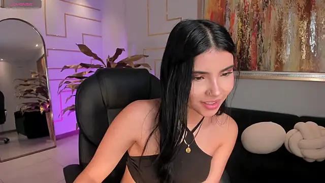 MiaLaurence online show from 5, 11, 2025