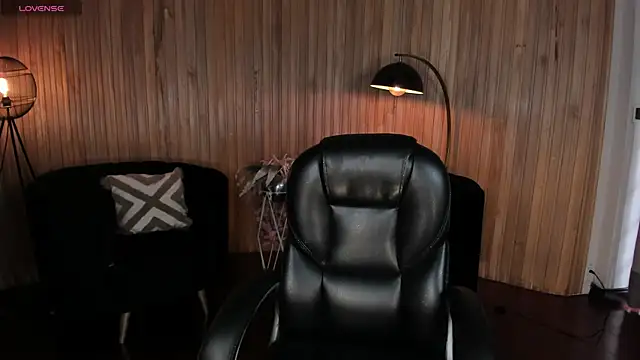 MiaLaurence online show from 5, 6, 2026