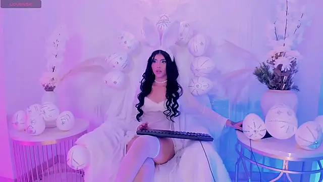 MiaLaurence online show from 6, 4, 2026