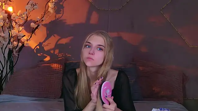 4example Chloe online show from 6, 10, 2025